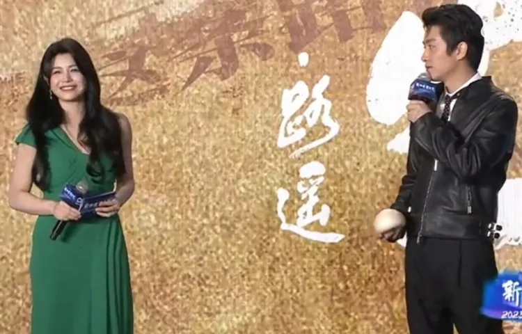 陳妍希（左）日前主持新戲發布會訪問陳曉。翻攝新浪電視微博