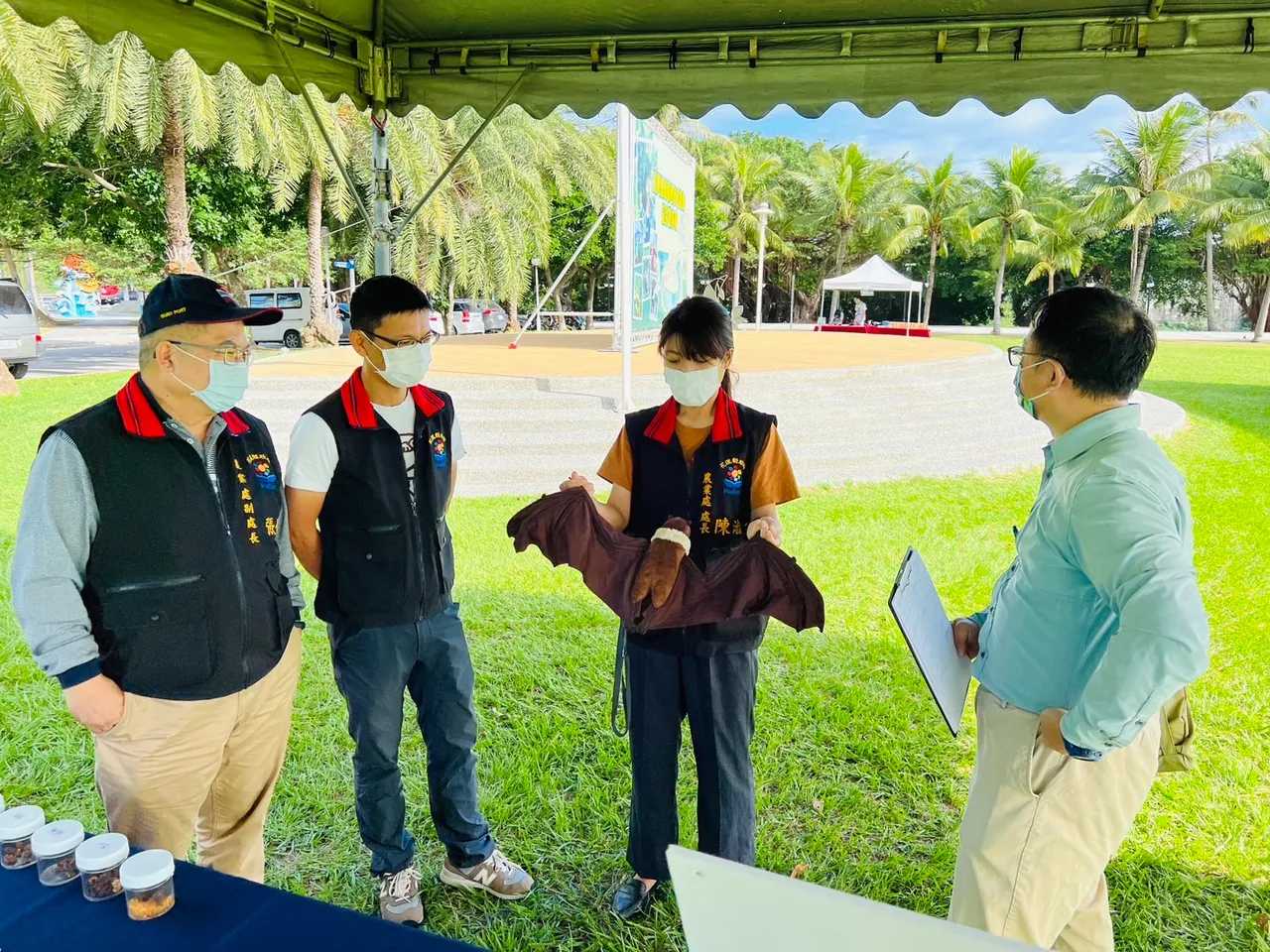 透過布偶帶學生認識台灣狐蝠。縣府提供