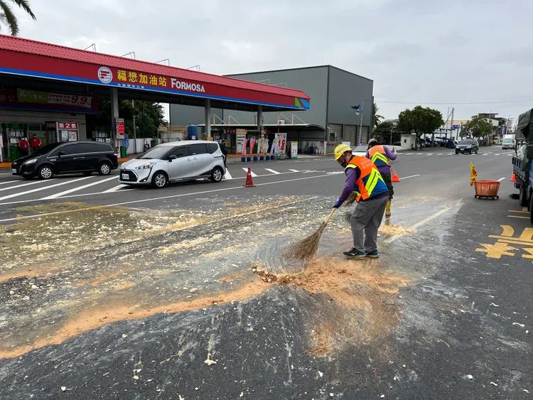蛋液噴灑整個路面。環保局提供