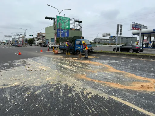 完蛋了！　小貨車轉彎蛋液全舖路