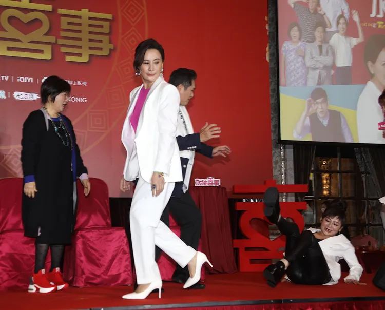 陳亞蘭（左）過肩摔王彩樺（右），嚇壞劉秀雯。陳明中攝