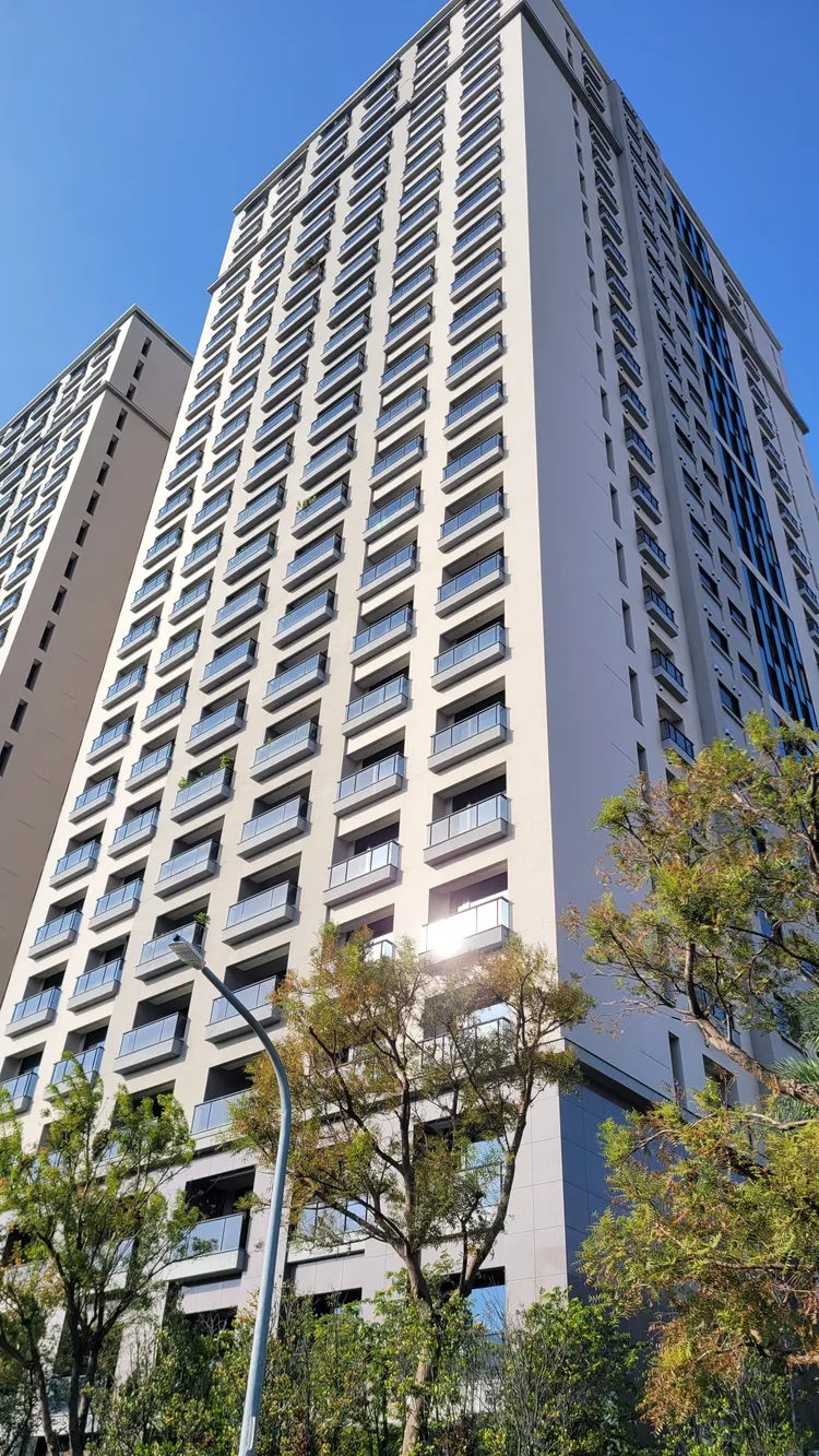 檢調前天在陳凱凌豪宅內搜出裝有現金牛皮紙袋和裡頭名片。資料照