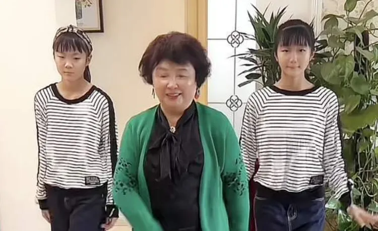 盛海琳（中）在老公中風後，轉型當網紅，與2位女兒直播主帶貨。翻攝微博/盛海琳