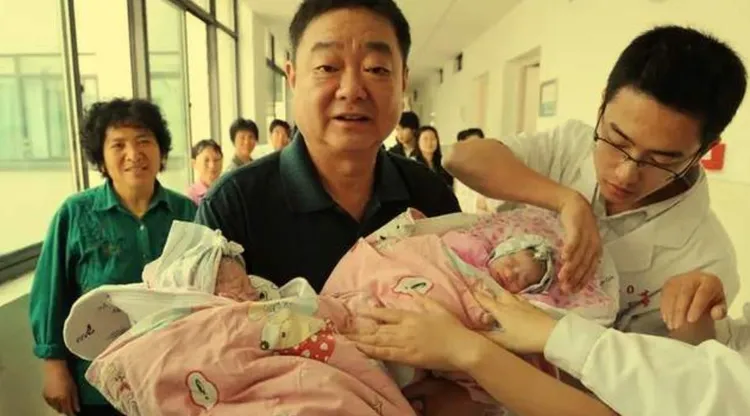 12年前盛海琳60歲時生下雙胞胎女兒，同齡的老公抱著小自己60歲的女兒。翻攝微博/盛海琳