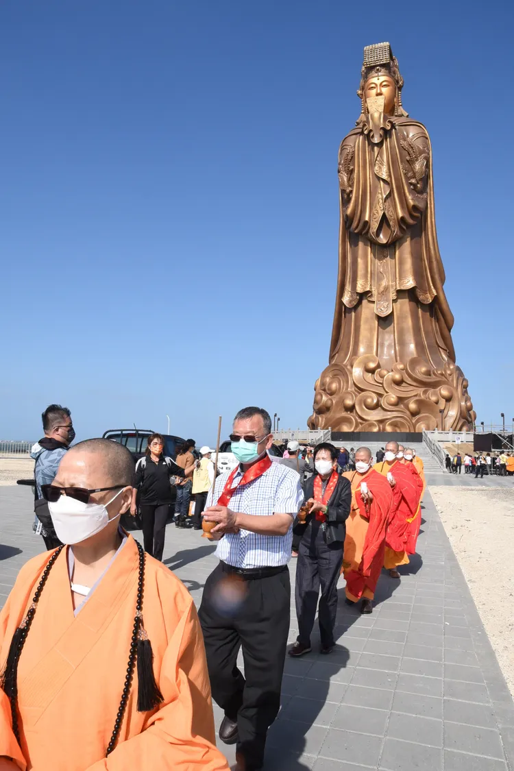 賴峰偉留下了重光媽祖神像這錢坑，但既然都已成定局，重回縣長寶座的陳光復目前還來不及清理前朝留下的坑。澎縣府提供