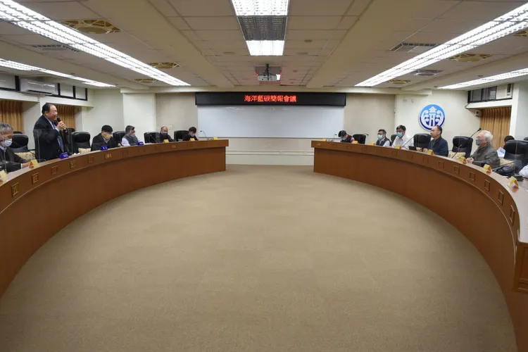 陳光復上任首日，聽取學者專家簡報「海洋藍碳策略」。澎縣府提供.jpeg
