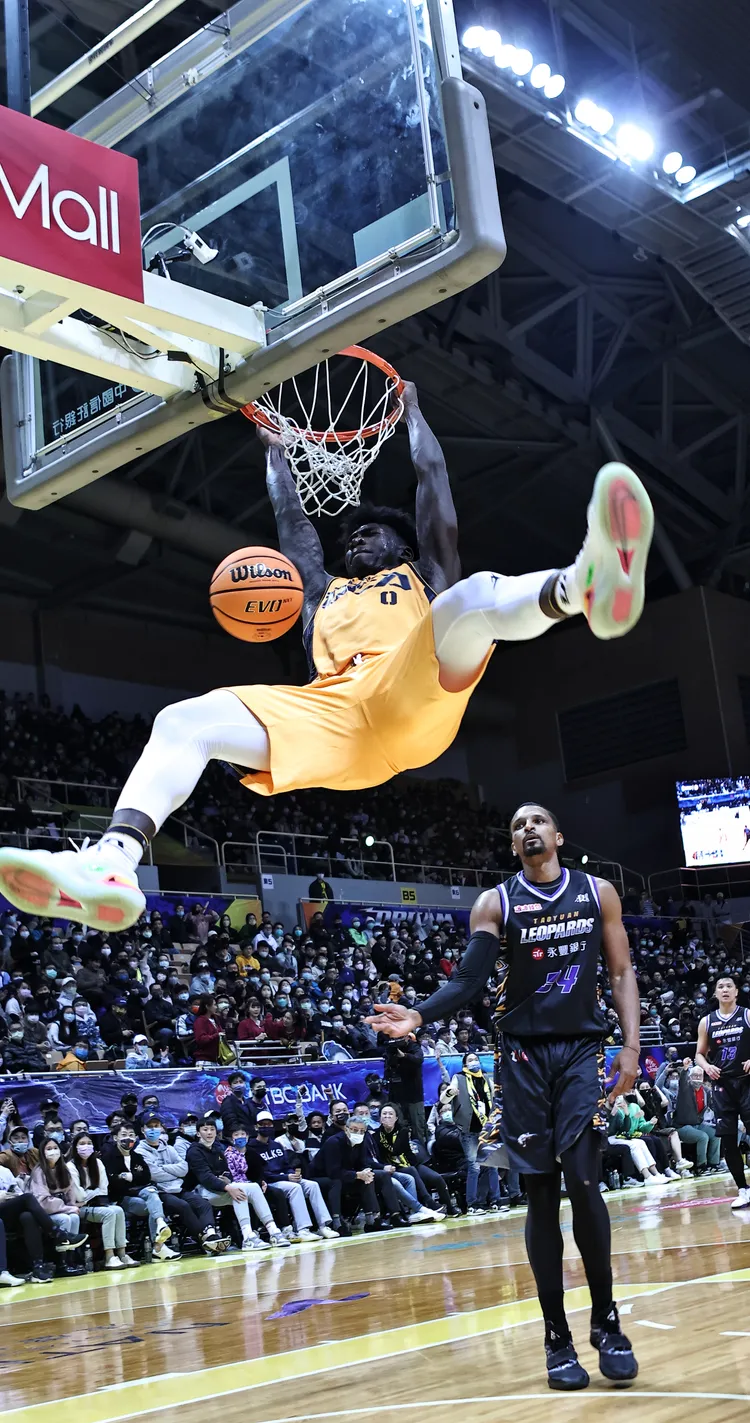 中信特攻阿巴西飛身轟炸籃框，今天拿下22分。葉志明攝