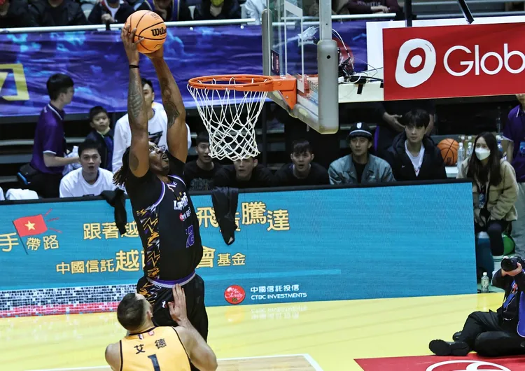 霍華德上半場灌籃。   葉志明攝