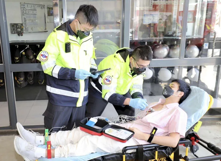 模擬心肌梗塞患者施作心電圖。新竹市消防局提供