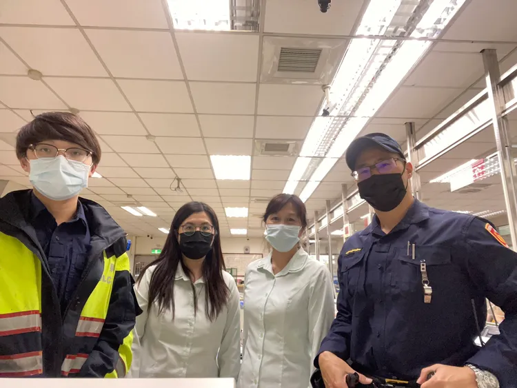 警方與郵局行員成功阻止詐騙。翻攝畫面