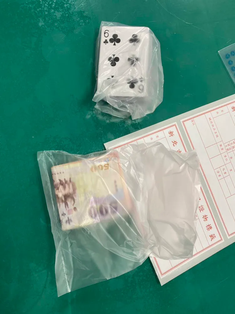警方查扣賭金與撲克牌。翻攝畫面