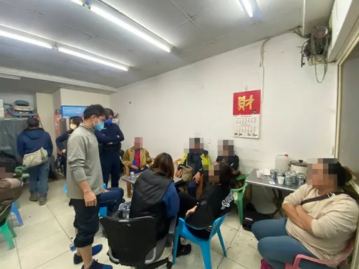 檳榔攤聚賭「妞妞」太嗨遭檢舉 便衣警上門逮7人法辦