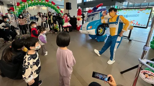 柳丁哥哥、蔓越莓姊姊陪你唱唱跳跳 土城醫院歡慶聖誕