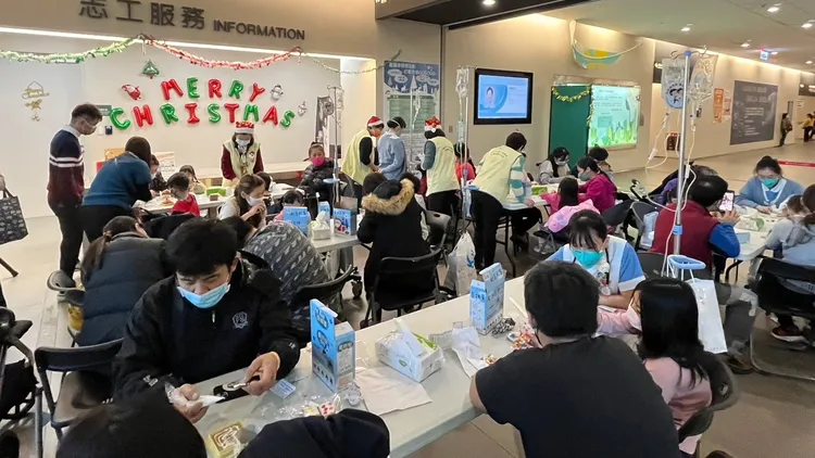 家長帶小朋友DIY專屬自己的薑餅屋。土城醫院提供