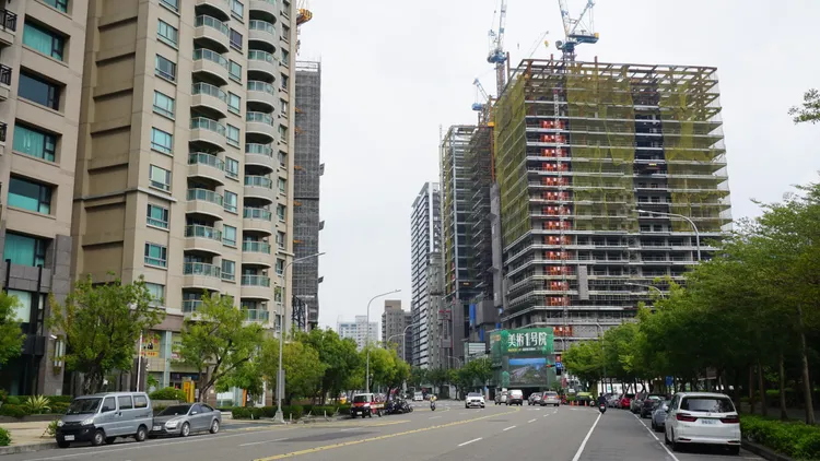 建商緩推預售屋，改採成屋銷售也讓預售屋供給量出現減少。葉家銘攝