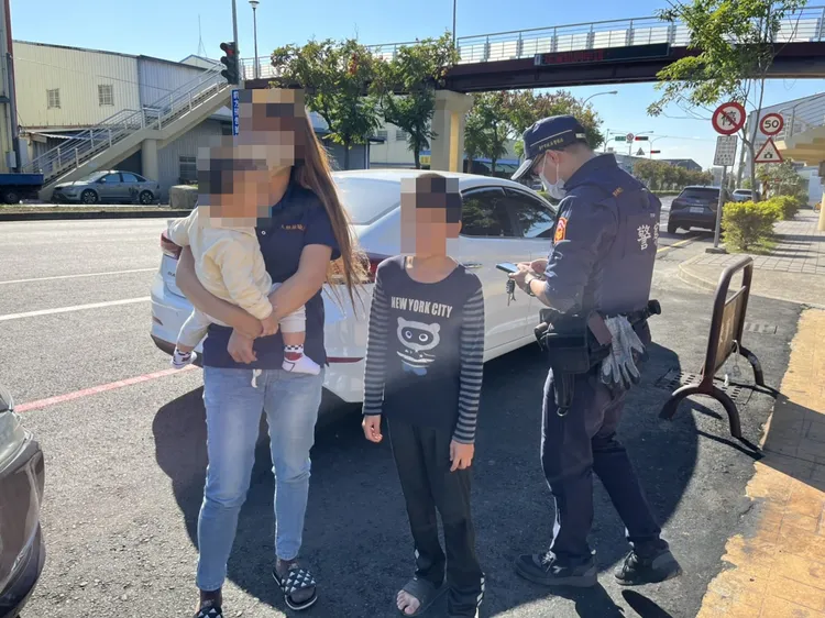 男童回到母親身旁。讀者提供