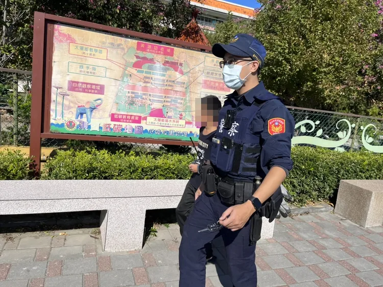 警員帶著男童回到媽媽身邊。讀者提供