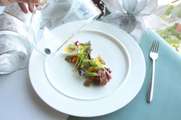 極炙牛排館聖誕套餐前菜：紐西蘭高山櫸木冷燻國王鮭、炙燒太平洋黃鰭鮪。日月千禧提供