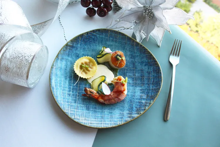 極炙牛排館聖誕套餐熱前菜：義式海虎蝦-北海道干貝。日月千禧提供