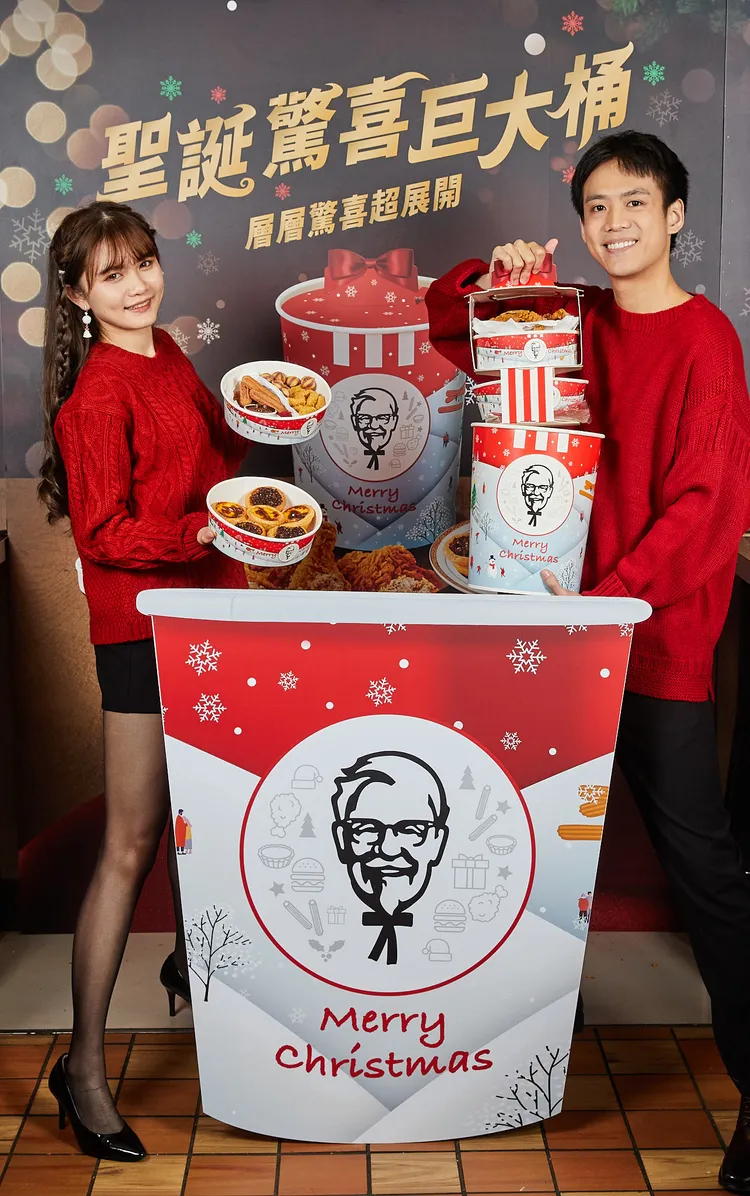 肯德基聖誕驚喜巨大桶集結所有新品再加碼印花樂聯名設計款聖誕桌巾，12/6上午10:30全台限量10000份PK app會員限定搶購。業者提供