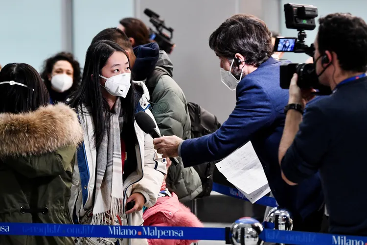 義大利實施強檢首日，記者在米蘭機場追訪中國旅客。路透社