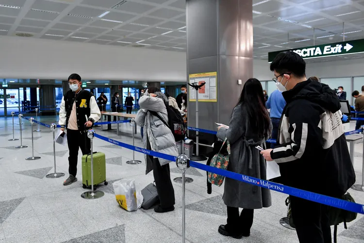 中國旅客排隊等候接受檢測。路透社