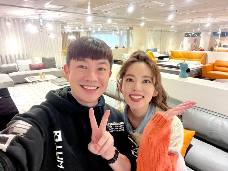 阿諾（右）跟李明川開心合影。李明川提供