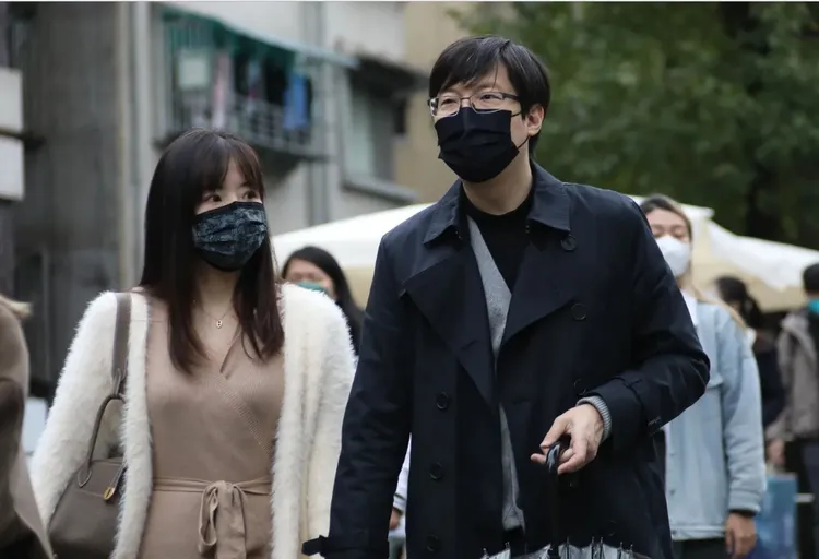 低溫來襲造成2名民眾在工作中感到身體不適送醫(非圖中人)。資料畫面