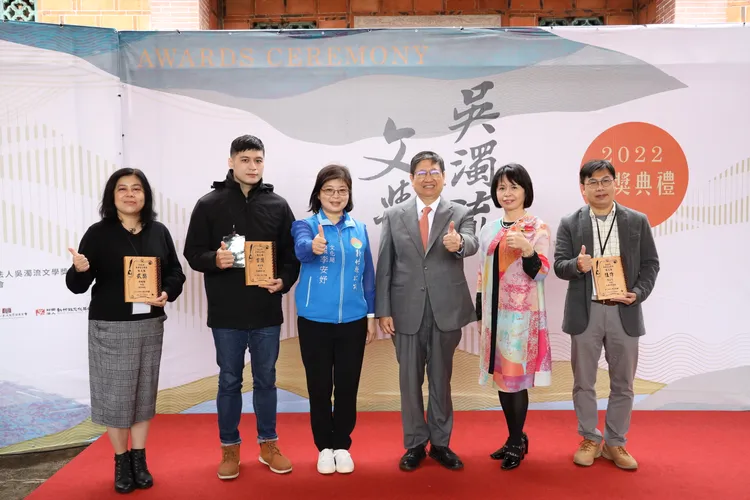 散文類別頒獎合照，左起貳獎陳珮珊、首獎賴俊儒、新竹縣政府文化局長李安妤、新竹縣長楊文科、吳濁流孫女吳杏村、佳作陳永信。縣府提供
