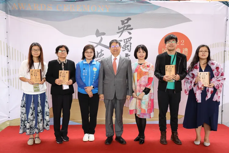現代詩類別頒獎合照，左起貳獎陳坤琬、首獎吳品瑜之母、新竹縣政府文化局長李安妤、新竹縣長楊文科、吳濁流孫女吳杏村、參獎鄭委晉、佳作林念慈。縣府提供