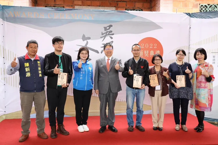 客語詩類別頒獎合照，左起新竹縣議員陳新源、貳獎鄭委晉、新竹縣政府文化局長李安妤、新竹縣長楊文科、首獎陳正炯、參獎黃碧清、佳作張璧瑩、吳濁流孫女吳杏村。縣府提供