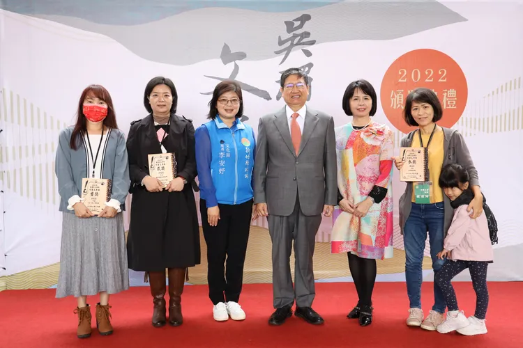 兒童文學類別頒獎合照，左起首獎王美慧、貳獎邱慧雯、新竹縣政府文化局長李安妤、新竹縣長楊文科、吳濁流孫女吳杏村、參獎黃淑萍。縣府提供