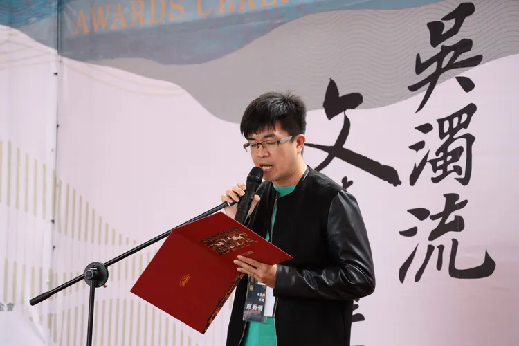 客語詩貳獎鄭委晉以大埔腔朗讀弦仔摎娘惹粄新竹山口洋。縣府提供