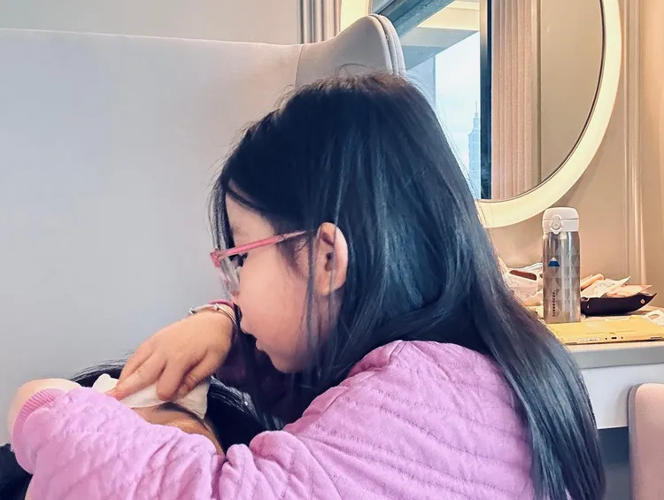 Bambi細心幫媽敷臉。翻攝陳怡蓉臉書