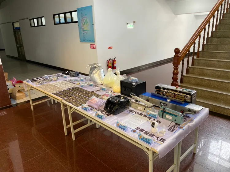 檢警查扣毒咖啡包等證物。嘉檢提供