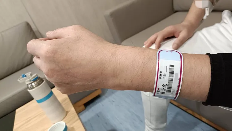 蔡小虎住院時的手環。翻攝臉書蔡小虎國際粉絲團