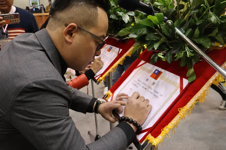 民進黨童子瑋獲得16票當選議長，並在宣誓詞下簽名。戴之聖攝