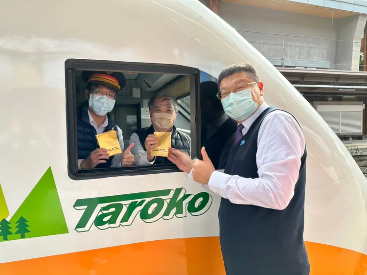 台鐵局局長杜微（右）及台東站站長鄭成忠今天分別在車上向往花東旅客致意，並致贈紀念品。台鐵局提供