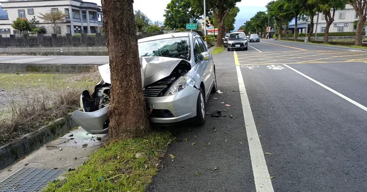 老翁開車疑精神不濟自撞路樹，車頭整個撞凹。讀者提供