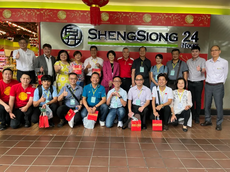 台東縣長饒慶鈴出訪新加坡最大連鎖超市，洽談農產合作推銷事宜。台東縣府提供