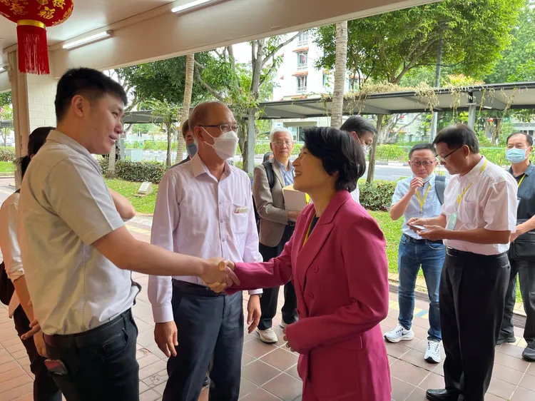 台東縣長饒慶鈴出訪新加坡最大連鎖超市，洽談農產合作推銷事宜。台東縣府提供