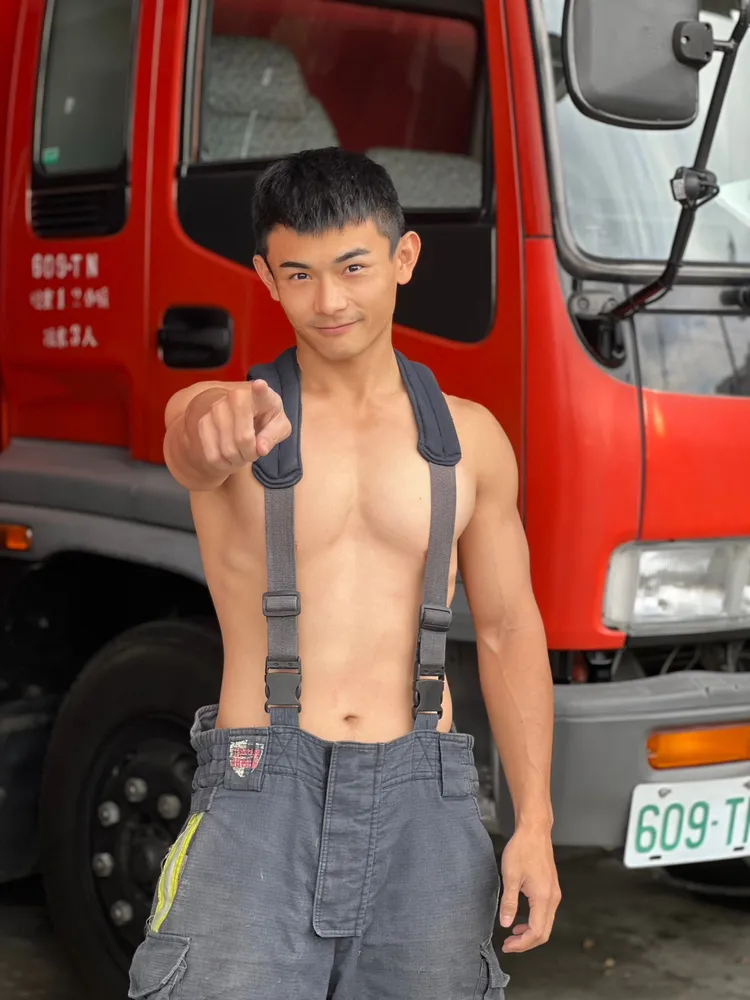 擁有一身肌肉的呂宗翰，還有高顏值的明星臉。翻攝彰化縣消防局第二大隊臉書