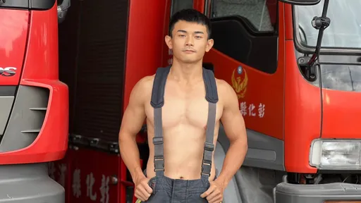 大肌肌消防猛男提醒保暖爆紅 「前後任」女友前仆後繼tag他