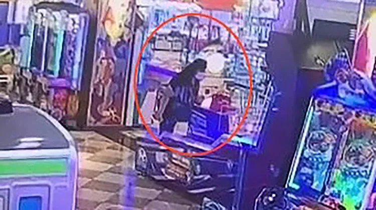 梁女順手拿走謝男放在桌上的水晶球。讀者提供