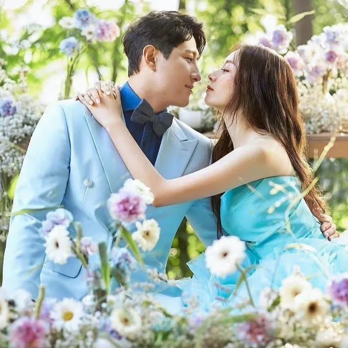 芝妍（右）10日在新羅飯店和KT巫師內野手黃載均結婚宴客。