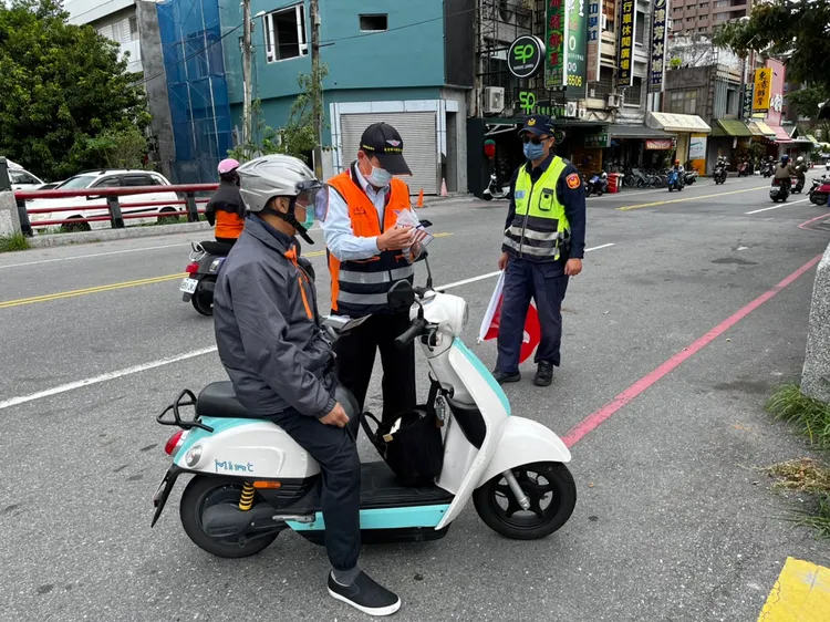 監理人員攔查微電車。台東監理站提供