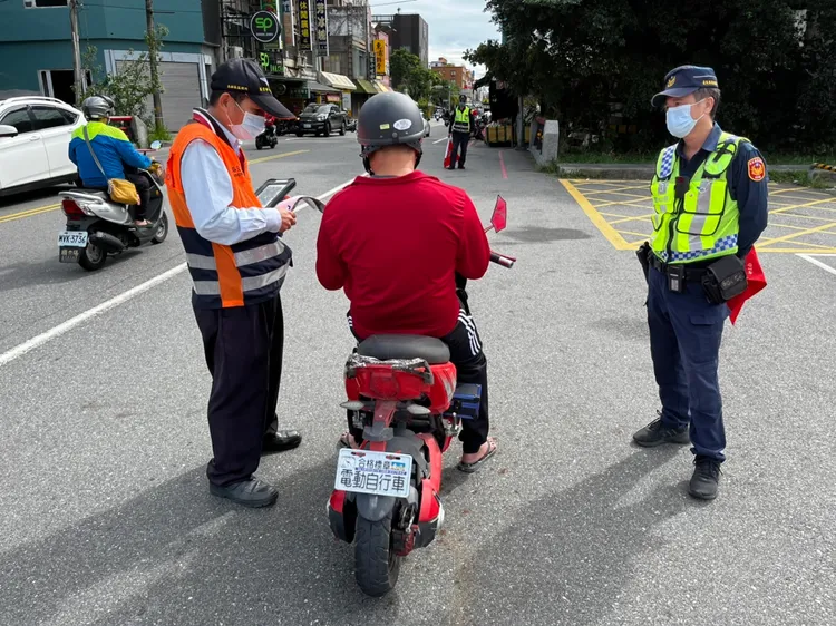 監理人員攔查微電車。台東監理站提供