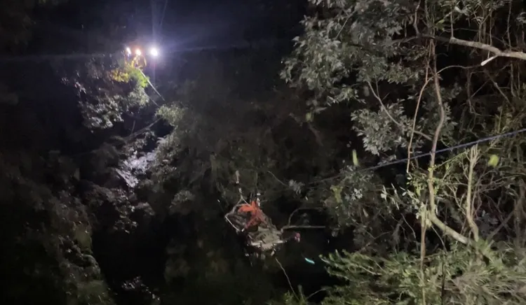 搜救人員利用器材將婦人吊掛至林道。民眾提供