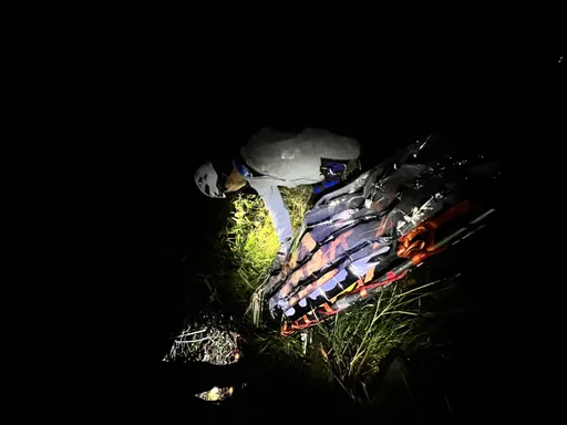 驚險救援!婦攀畢祿山摔20米深坡脊椎受傷 15人輪流抬下山