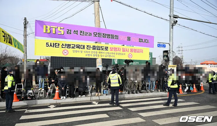 營區外擠滿大批媒體。翻攝OSEN